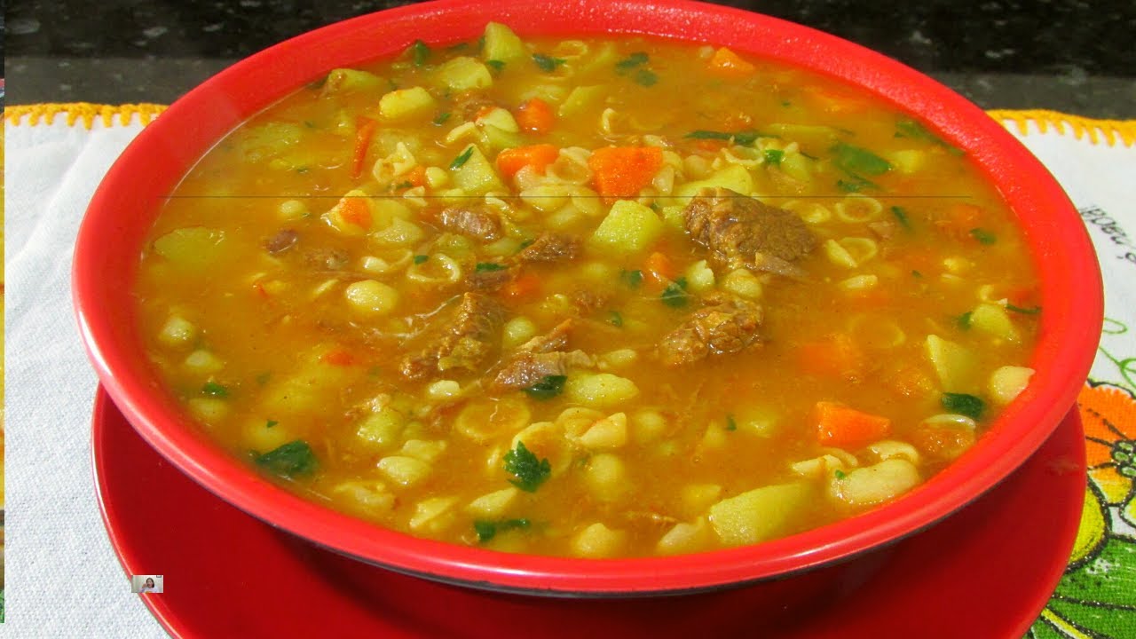 Sopa de Macarrão Com Carne e Legumes Fica Suculenta é Perfeita Para os Dias Frios Mesa e Sabor