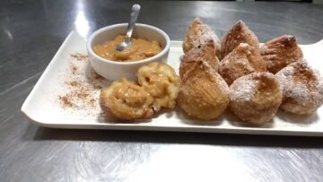 Coxinha de churros recheada com doce de leite.